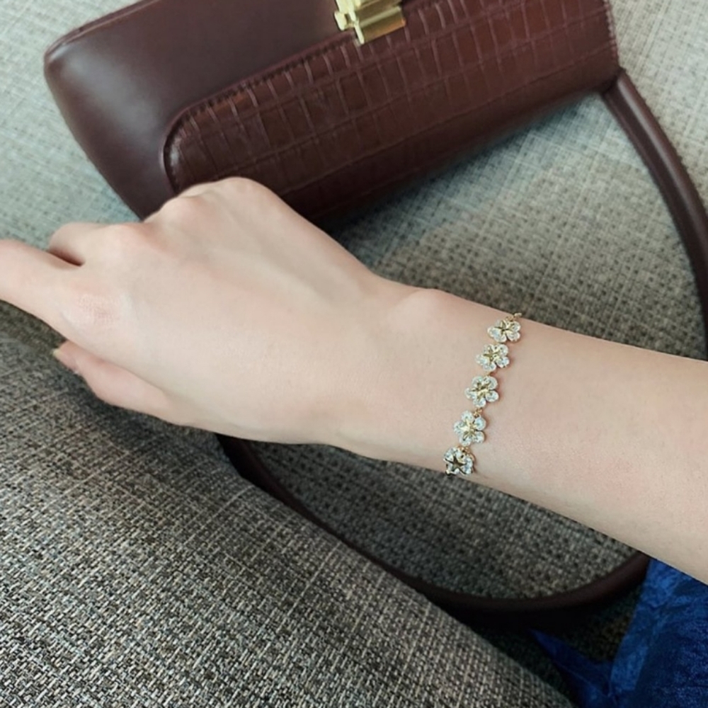 NEW Gold diamond flower adjustable bracelet - Picture 7 of 8